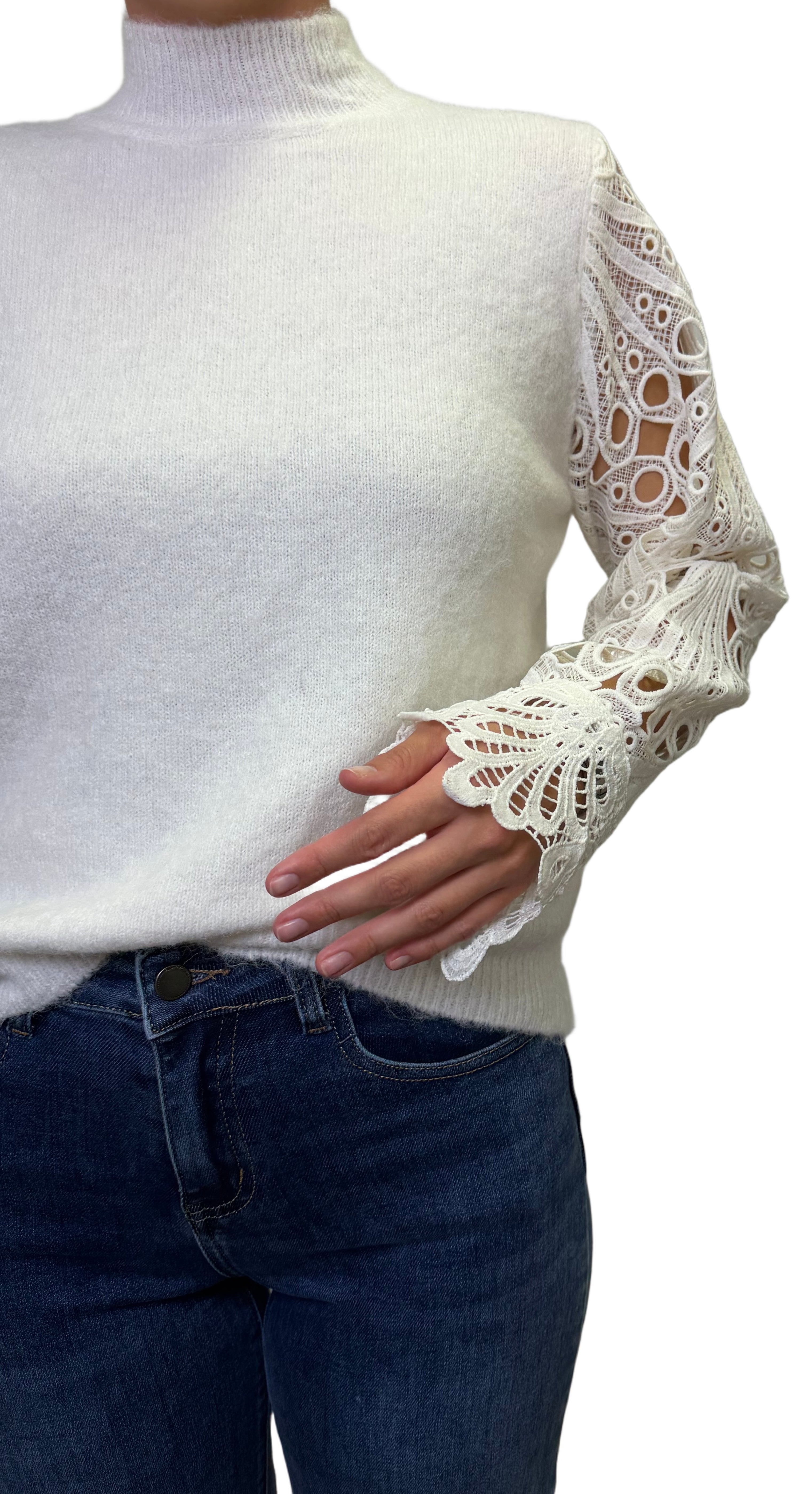 White sweater with lace sleeves / 327521