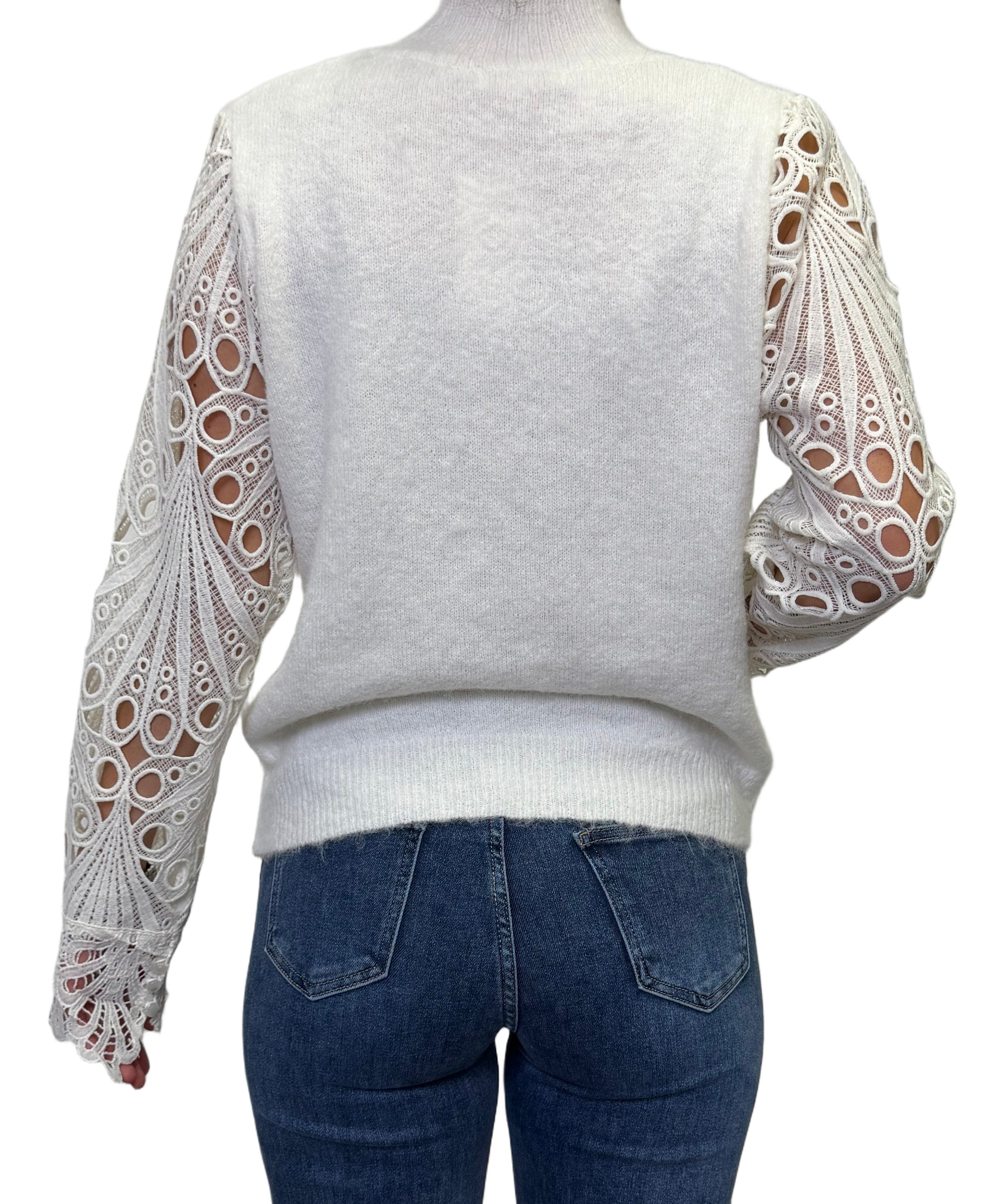 White sweater with lace sleeves / 327521